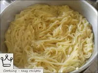 Put the finished noodles in a colander, while main...