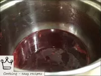 During boiling, remove the foam formed on the jam ...