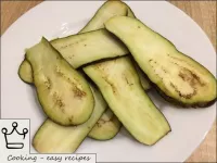 Coupez les aubergines le long de longues bandes. ...