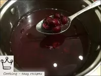 Залить ягоды полученным сиропом и варить их 5 мину...
