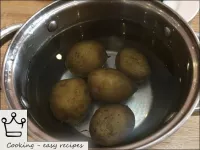 In una pentola separata cuocere le patate in acqua...