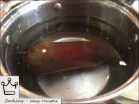 ビートを柔らかくなるまで塩水で沸騰させ、40〜50分以内に（根の作物のサイズによって異なります）。沸...