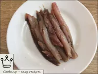 Separar el pescado salado en filetes: cortar la ca...