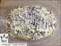Grease a layer of herring with mayonnaise onions (...