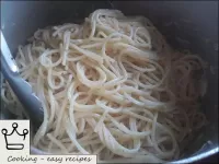 Versare il formaggio negli spaghetti. Mescolare. ...