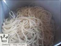 Pasta nach Anweisungen auf der Verpackung kochen. ...