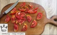 Die Tomaten in kleine Scheiben schneiden. ...