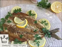 Servir le poisson à la table chaud, complété par u...