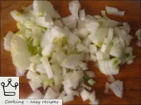 如何烹饪炖酸菜：洋葱被清洗洗净。切成立方体。...