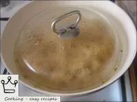 然后添加一些水，撒盐并煮熟，搅拌至盖子下准备就绪（40-50分钟）。...