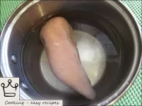 如何制作鸡肉和菠萝沙拉：用最小的火煮鸡肉，直到准备就绪（25分钟）。在肉汤中冷却鱼片。...