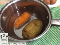 요리 할 때까지 감자와 당근을 소금물에 끓입니다 (끓인 후 30 분). 그런 다음 삶은 야...