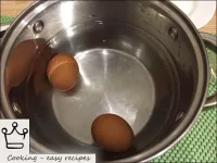 將雞蛋煮熟（煮沸後10分鐘）並在冷水中冷卻。...