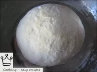 Enrollar la masa para los dumplings en una bola, c...