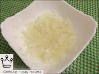 將洋蔥去皮，切成薄片。在洋蔥中加入醋和糖。攪拌並讓洋蔥腌制10分鐘（可能更長）。...