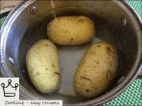 Gießen Sie die Kartoffeln mit kaltem Wasser, salze...
