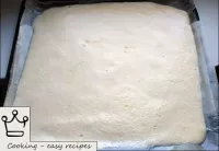 用宣傳的羊皮紙覆蓋一個大烤盤。將餅幹面團放在烤盤上，以均勻的層分布。...