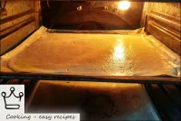 베이킹 시트를 예열 된 오븐에 넣고 비스킷 케이크를 180도 온도에서 약 15 분 동안 가...