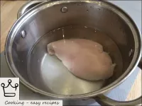 Filé de frango cozido em água girassola até pronto...