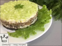 脫下烹飪戒指。用香菜綠色裝飾沙拉。享受你的飯...