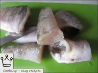 nototenia 필레 (또는 전체 물고기) 를 조각으로 자릅니다. 오븐을 180도로 예열...
