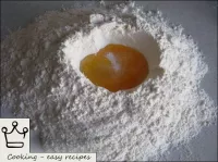 在面粉中制成漏斗状的凹陷，用于盐水和鸡蛋。面团被困住了。...
