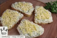 用鹹黃瓜和煮雞蛋三明治撒上幹奶酪。為了提高強度，可以使用綠色奶酪的沖擊。...