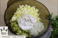在一個方便混合的碗裏，連接黃瓜、洋蔥和雞蛋。加入蛋黃醬，胡椒粉和攪拌。...