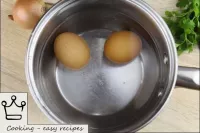 雞蛋煮熟。在沸水中需要8分鐘。煮雞蛋倒在冷水中，待冷卻。...