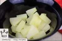 菠萝切成薄片。留下几块菠萝来装饰沙拉。...