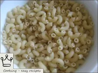 パスタの必要量を測定します。...