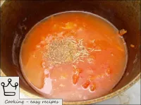 倒入水或魚湯，由魚骨，頭和尾巴焊接而成。加入鹽和香料，再煮腌魚15分鐘。...