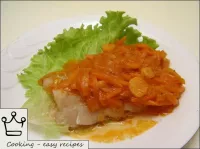 準備好的魚倒在熱腌魚上。...