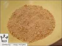 如何用凝乳制成芝士蛋糕：用手將餅幹壓成碎屑。...