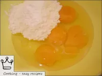 溷合鸡蛋和糖粉。...