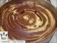 在170度的溫度下烘烤凝乳芝士蛋糕約50分鐘。如果芝士蛋糕表面破裂，意味著溫度太高。...