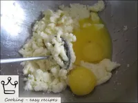 فصل صفار البيض عن البروتينات. أضيفي الزبدة والسكر ...