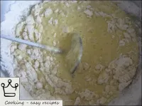 油の混合物にふるいにかけた小麦粉を追加します（必要に応じて、ベーキングパウダーを追加できます）。...