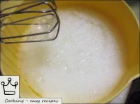 Separar as proteínas de ovo na espuma. ...