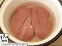 如何煮熟的肾脏：将猪肾彻底冲洗，深切切入水中浸泡30分钟。...
