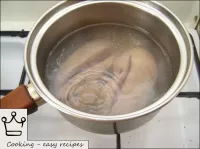将猪芽倒入沸水中，煮沸5-10分钟，然后排水（可以再次重复这些动作）。然后将肾脏冷却。...