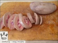 然后将冷藏的猪芽切成中等厚度的切片。切片用湿巾擦干。...