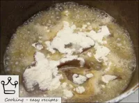 当煮熟的肾脏准备就绪时，加入面粉并彻底搅拌，以免有肿块。...