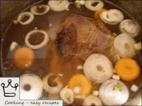 倒入肉汤，放下一束绿色，在190度温度下在烤箱中盖上盖子，然后在低火（2-2. 5小时）处完全准备就...