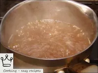 从肉汤中取出脂肪，煮沸，直到变得透明。降温至40度。...