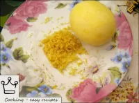 如何烹饪自制柠檬水：柠檬被彻底冲洗，用开水吹走，用磨碎的松子取下。...