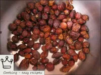 How to make a rosehip decoction: Rinse the dried b...