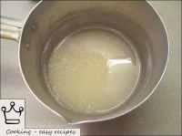 كيفية صنع جليد البروتين للكعك والكعك: يُسكب السكر ...