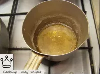 Кипятить сахар с водой до пробы сиропа на 