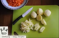 Laver les pommes de terre, éplucher et les couper ...